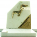 Escultura em bronze aplicada em mármore com base em mármore - Prêmio Mercado de Seguros 2011 "Troféu Gaivota de Ouro", med. total 24 x 20 cm. Estado de conservação razoável (mármore descolado)