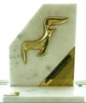 Escultura em bronze aplicada em mármore com base em mármore - Prêmio Mercado de Seguros 2009 "Troféu Gaivota de Ouro", med. total 24 x 20 cm. Estado de conservação bom