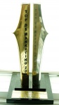 Escultura em bronze com base em material sintético Prêmio Top de Marketing 2007 - ADVB - Associação dos Dirigentes de Vendas e Marketing do Brasil, med. 28 cm. Estado de conservação bom