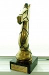 Escultura em bronze com base em mármore Prêmio Marketing Best 2001 - Ed. Referência FGV, assinado Cassio Lazaro, med. escultura 25 cm, base 10 x 10 x 4 cm. Estado de conservação bom