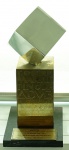 Escultura em metal e material sintético Prêmio Top de Marketing da ADVB 2001, med. 18 x 8 x 10 cm. Estado de conservação bom