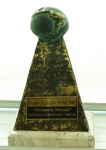 Escultura em bronze com base em mármore Prêmio Segurador/Brasil 2006 "Destaque do Mercado", med. 19 x 13 x 9 cm. Estado de conservação bom