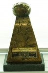 Escultura em bronze com base em mármore Prêmio Segurador/Brasil 2014 "Maior Crescimento de Vendas", med. 19 x 13 x 9 cm. Estado de conservação bom