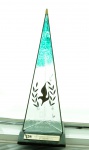 Escultura em vidro, base em mármore Prêmio S&R The Award of Excellence, med. 50 x 17 x 22 cm. Estado de conservação razoável (alguns bicados no vidro)