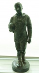 Escultura em estanho reproduzindo Jogador, med. 30 cm. Estado de conservação bom