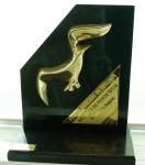Escultura em bronze dourado aplicada sobre mármore negro representando Gaivota - Prêmio Mercado de Seguros - Excelência em Prêmios Totais 2012, med. 26 x 22 x 10 cm. Estado de conservação bom