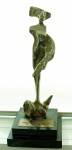 Escultura em bronze com base em mármore Prêmio Mérito Logista 1995 - Confederação Nacional de Dirigentes Logistas, med. 30 cm. Estado de conservação bom