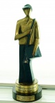 Escultura em bronze Prêmio Correios de Marketing Direto 2007, med. 36 cm. Estado de conservação razoável
