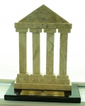 Escultura em mármore Prêmio ANSP 2003 "Melhores de 2002", med. 33 x 26 x 13 cm. Estado de conservação bom