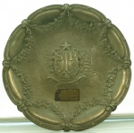Placa em metal comemorativa ao Club Sulamérica-SP. 3.8.36, med. 40 cm de diâmetro. Estado de conservação bom