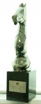 Escultura em metal sobre base em mármore - Prêmio Marketing Best - Melhores da década 1998, med. 55 cm. Estado de conservação bom