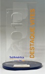 Escultura em acrílico Prêmio Destaque Vites 2010, med. 21 cm. Estado de conservação razoável (parte descolada)