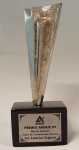 Escultura em metal base em material sintético Prêmio ABERJE 99 Vídeo de Comunicação Interna, med. 22 cm. Estado de conservação bom