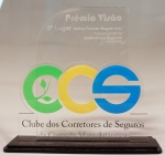 Escultura em acrílico base em material sintético Prêmio Visão 3º lugar CCS - Clube dos corretores de seguros, med. 20 cm. Estado de conservação bom