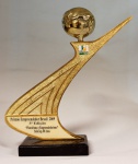 Escultura em bronze com base em mármore Prêmio Empreendedor Brasil 2009 3ª Edição "Pioneirismo e Empreendedorismo", med. 26 cm. Estado de conservação bom