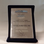 Placa em metal no estojo de veludo ADMB Rio - Prêmio Top de Marketing 2003, med. 28 x 20 cm. Estado de conservação bom