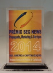 Placa em acrílico Prêmio SEGNEWS - Propaganda, Marketing e Serviços 2014, med. 26 x 20 cm. Estado de conservação bom