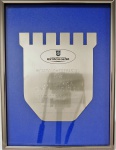 Placa emoldurada "Mérito Empresarial 1998", med. 24 x 18 cm. Estado de conservação bom