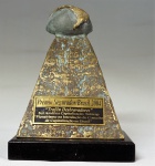 Escultura em bronze com base em mármore Prêmio Segurador/Brasil 2004 "Troféu Desbravadores", med. 17 cm. Estado de conservação bom