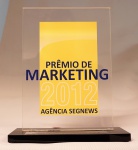 Placa em acrílico com base em material sintético "Prêmio de Marketing 20123 Agência SEGNEWS", med. 24 cm. Estado de conservação razoável (descolado)