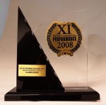 Escultura em acrílico com base em material sintético "XI Prêmio Cobertura Performance 2008", med. 24 x 23 cm. Estado de conservação bom