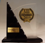 Escultura em acrílico com base em material sintético "XIII Prêmio Cobertura Performance 2010", med. 25 x 23 cm. Estado de conservação bom
