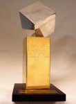 Escultura em metal e base em material sintético "Top de Marketing da ADVB 2001", med. 28 cm. Estado de conservação bom
