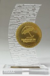 Escultura em acrílico "Prêmio Melhores do Seguro 2012", med. 25 cm. Estado de conservação bom