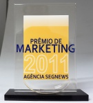 Escultura em acrílico com base em material sintético "Prêmio de Marketing 2011 Agência SEGNEWS", med. 25 cm. Estado de conservação razoável