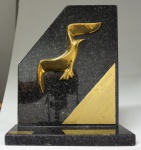 Escultura em bronze dourado aplicada sobre mármore negro representando Gaivota - Troféu Gaivota de Ouro - Excelência em Capitalização 2004", med. 26 x 22 x 10 cm. Estado de conservação bom
