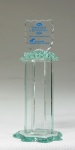 Escultura em pasta de vidro "Prêmio Excelência em Administração Dr. Sylvio Vianna Freire 2008", med. 25 cm. Estado de conservação bom
