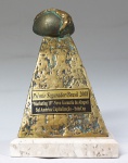 Escultura em bronze com base em mármore Prêmio Segurador/Brasil 2008 "Marketing 10", med. 19 cm. Estado de conservação razoável