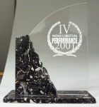 Escultura em acrílico e mármore "IV Prêmio Cobertura Performance 2001", med. 25 cm. Estado de conservação ruim (quebrado e descolado)