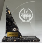 Escultura em acrílico e mármore "IV Prêmio Cobertura Performance 2001", med. 25 cm. Estado de conservação bom