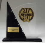 Escultura em acrílico com base em material sintético "XIV Prêmio Cobertura Performance 2011", med. 25 cm. Estado de conservação bom