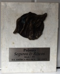 Placa em bronze sobre mármore "Prêmio Seguros e Riscos 1995", med. 55 x 45 cm. Estado de conservação bom