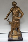 Escultura em bronze base em mármore "Prêmio José Affonso Duarte - Jan a Dez 1952", med. 56 cm. Estado de conservação bom