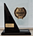 Escultura em acrílico com base em material sintético "XII Prêmio Cobertura Performance 2009", med. 25 x 23 cm. Estado de conservação razoável (descolado)