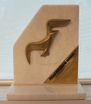 Escultura em bronze dourado sobre mármore branco "Troféu Gaivota de Ouro" Prêmio Mercado de Seguros 2008 - Brasil Saúde Cia de Seguros, med. 27 x 22 x 10 cm. Estado de conservação bom