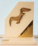 Escultura em bronze dourado sobre mármore branco "Troféu Gaivota de Ouro" Prêmio Mercado de Seguros 2007 - Brasil Saúco Cia de Seguros, med. 27 x 22 x 10 cm. Estado de conservação bom
