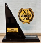 Escultura em acrílico com base em material sintético "XI Prêmio Cobertura Performance 2008", med. 25 x 23 cm. Estado de conservação bom