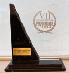Escultura em acrílico base em mármore "VII Prêmio Cobertura Performance 2004", med. 25 x 22 x 10 cm.  Estado de conservação ruim (quebrado)