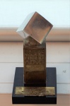 Escultura bronze e metal com base em material sintético Prêmio "Top de Marketing da ADVB - 2001", med. 9 cm. Estado de conservação razoável