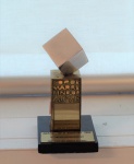 Escultura bronze e metal com base em material sintético Prêmio "Top de Marketing da ADVB - 2004", med. 9 cm. Estado de conservação razoável