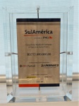 Caixa em acrílico com placa interna "Oferta Pública Primária de Certificados de Depósito de Ações ("Units")", med. 20 x 14 x 7 cm. Estado de conservação razoável