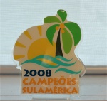 Placa acrílico "Campeões Sulamérica 2008", med. 15 cm. Estado de conservação bom