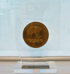 Escultura em acrílico "Prêmio Melhores do Seguro 2011", med. 25 cm. Estado de conservação bom