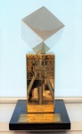 Escultura em metal e material sintético Prêmio Top de Marketing da ADVB 2004, med. 30 cm. Estado de conservação bom