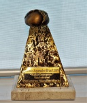 Escultura em bronze com base em mármore Prêmio Segurador/Brasil 2009 "Melhor Desempenho", med. 18 cm. Estado de conservação bom
