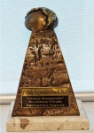 Escultura em bronze com base em mármore Prêmio Segurador/Brasil 2010 "Melhor Desempenho", med. 18 cm. Estado de conservação bom